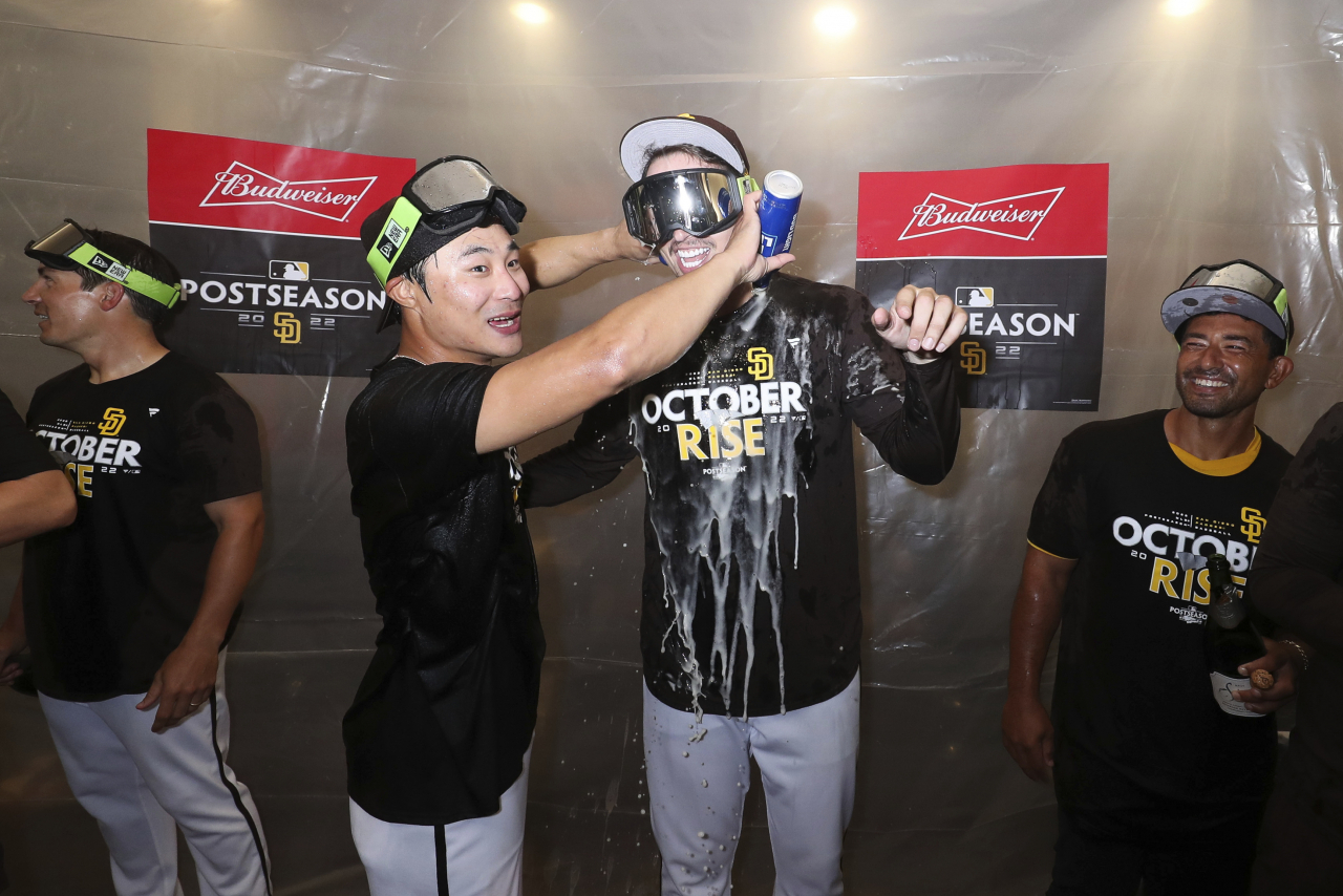 In this Associated Press photo, Kim Ha-seong of the San Diego Padres (L) pours beer on teammate Blake Snell after the Padres clinched a Major League Baseball postseason spot following a regular season game against the Chicago White Sox at Petco Park in San Diego last Sunday. (AP)