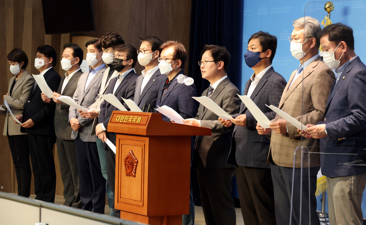 Democratic Party of Korea lawmakers hold a press conference at the National Assembly on Monday morning to condemn the recent written investigation of former President Moon Jae-in. (Yonhap)