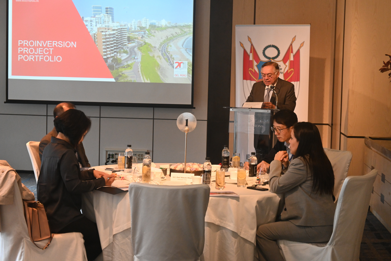 Peruvian ambassador to South Korea Daul Matute Mejia delivers welcoming remarks at seminar on investment Friday at Four Seasons Hotel in central Seoul. (Sanjay Kumar/The Korea Herald)