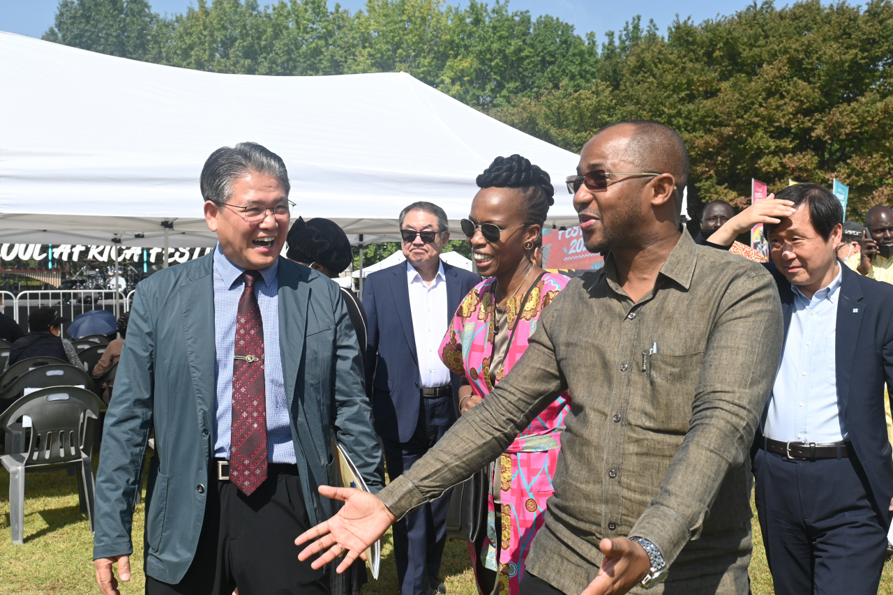 Guests exchange greetings and experience African culture at the Seoul Africa Festival at Seoul Forest Park in Seongdong-gu, Seoul, Saturday. (Sanjay Kumar/The Korea Herald).
