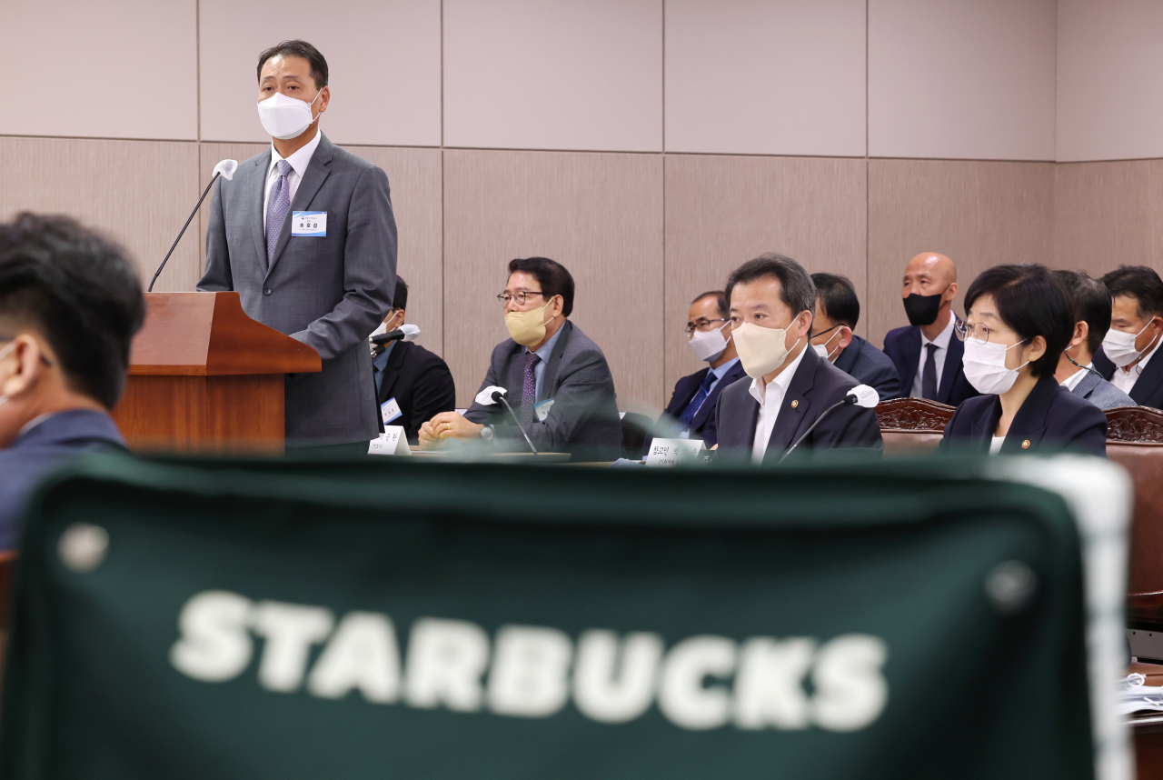 Starbucks Korea CEO Song Ho-seop waits for questioning during a parliamentary audit that opened on Oct. 4, 2022, at the National Assembly. (Yonhap)
