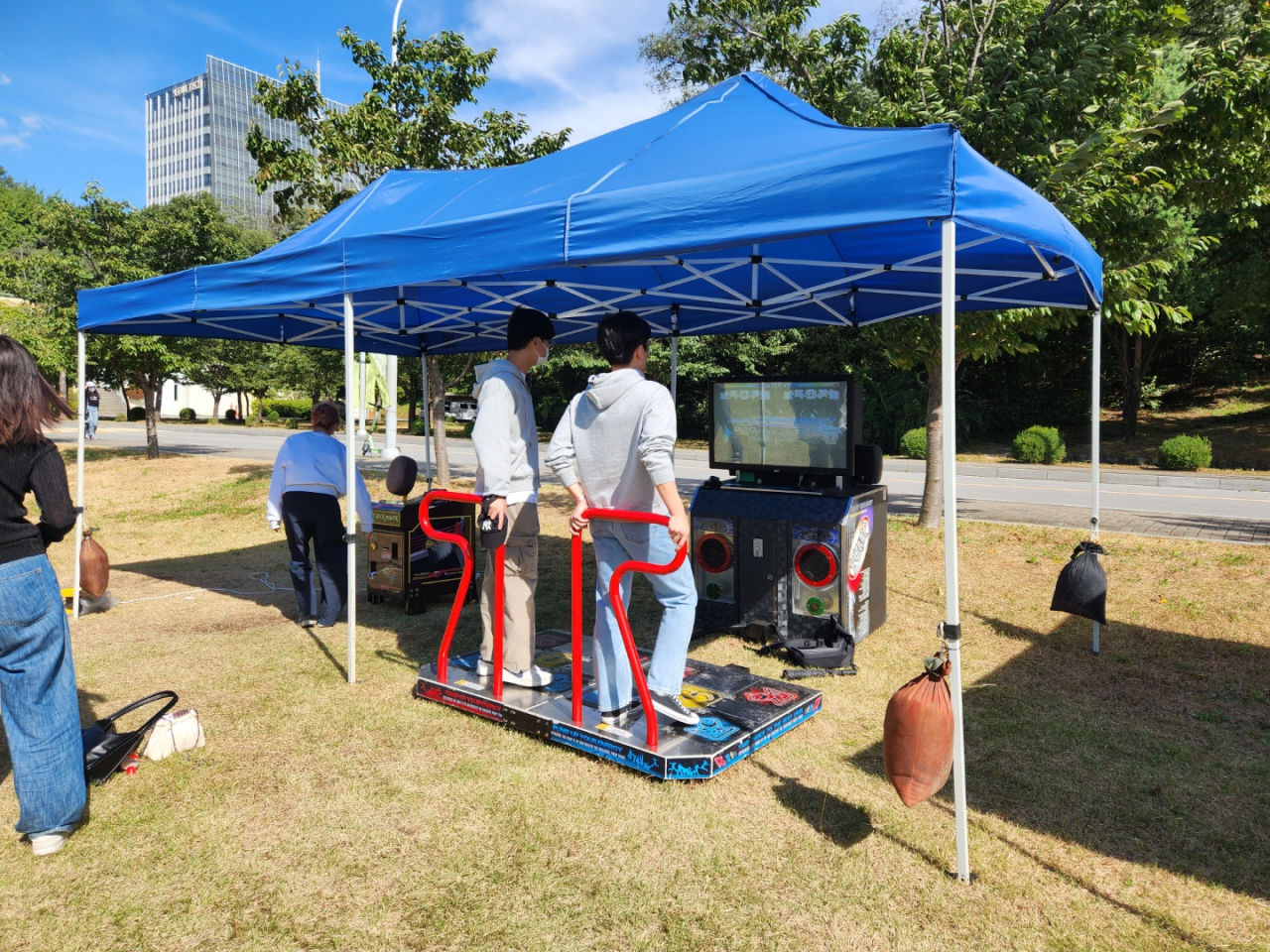 Students play on a Pump It Up dance machine at Seoul National University of Science and Technology's fall festival held on Sept. 23. (Choi Jae-hee / The Korea Herald)