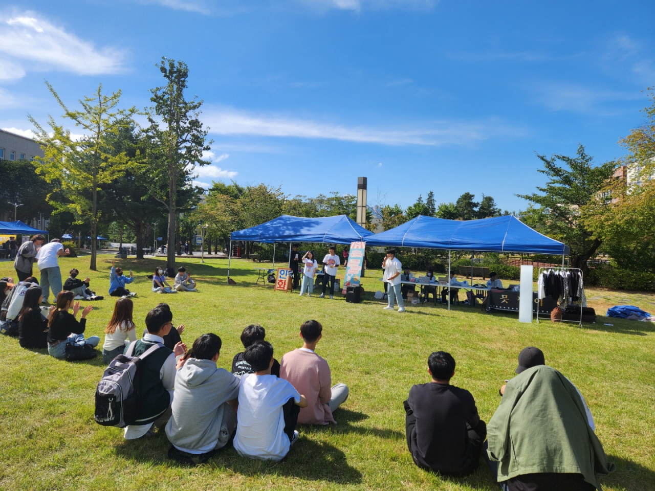 A student sings in front of peers and passers-by at Seoul National University of Science and Technology’s fall festival, held on Sept. 23. (Choi Jae-hee / The Korea Herald)