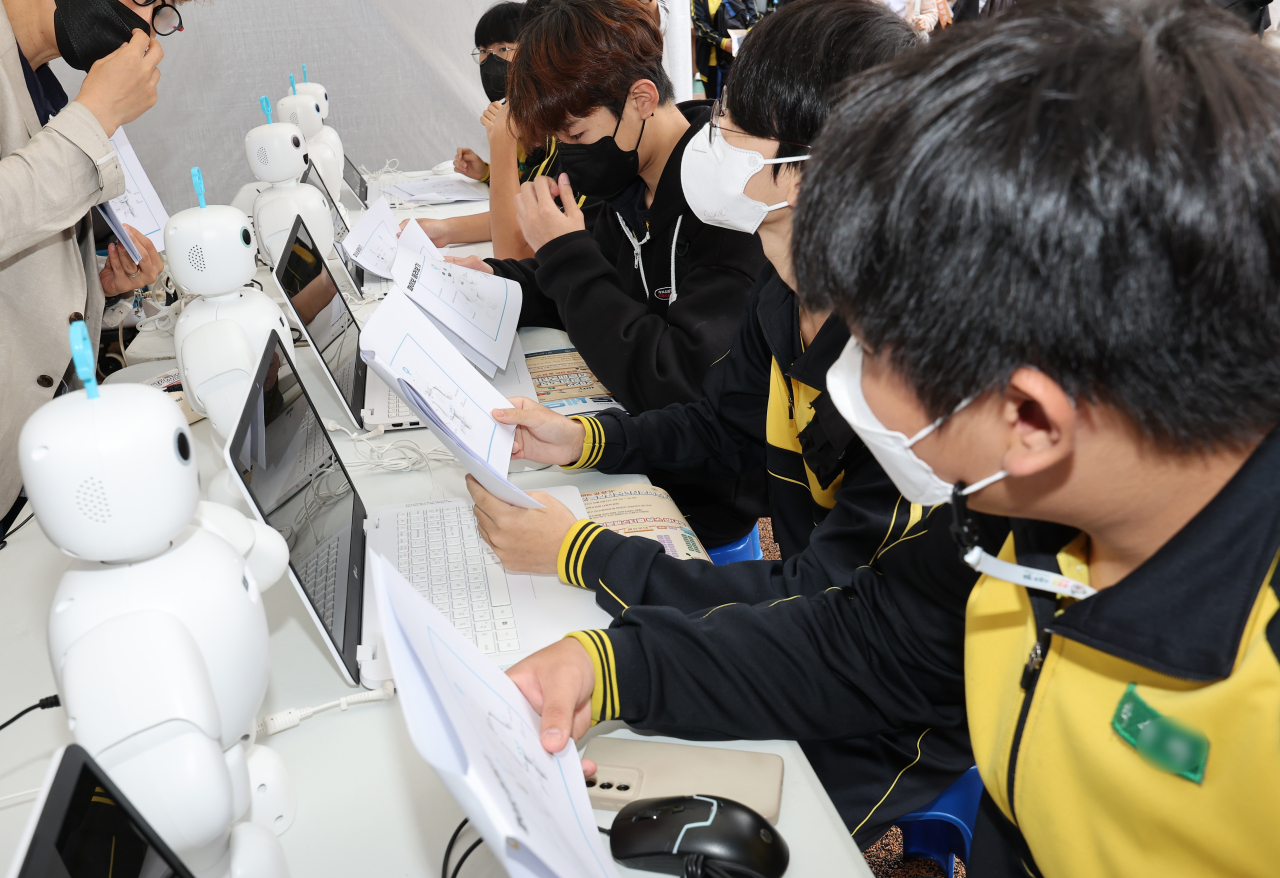 Students take part in a coding activity at a youth festival held in Seoul, Wednesday. (Yonhap)
