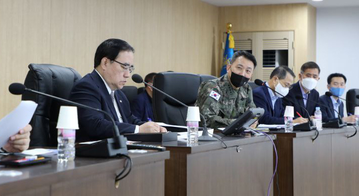 National Security Adviser Kim Sung-han (L) presides over a National Security Council meeting at the presidential office in Seoul last Saturday, in this photo provided by the office. (National Security Council)