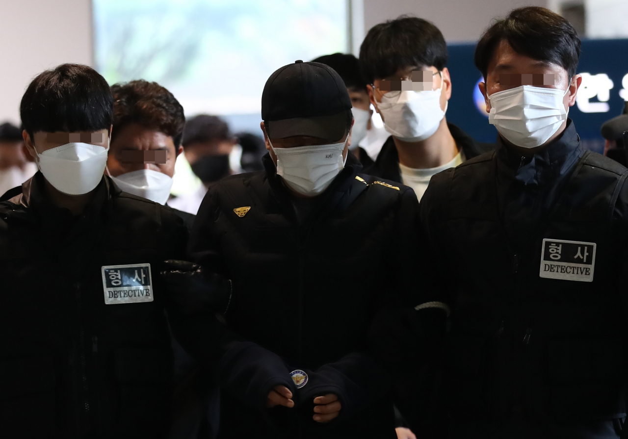 A man accused of killing his wife on Tuesday after violating a restraining order several times enters Daejeon District Court, Thursday. (Yonhap)