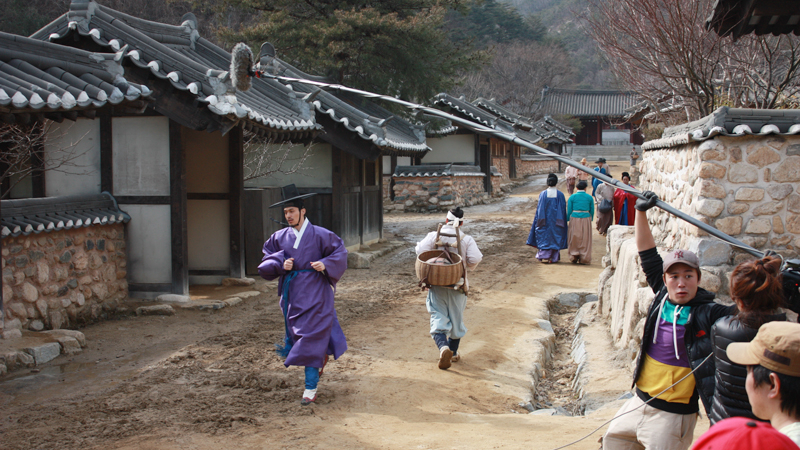 Actors and staff work on a drama series at Mungyeongsaejae Open Set (Mungyeong Tourism Promotion Corporation)