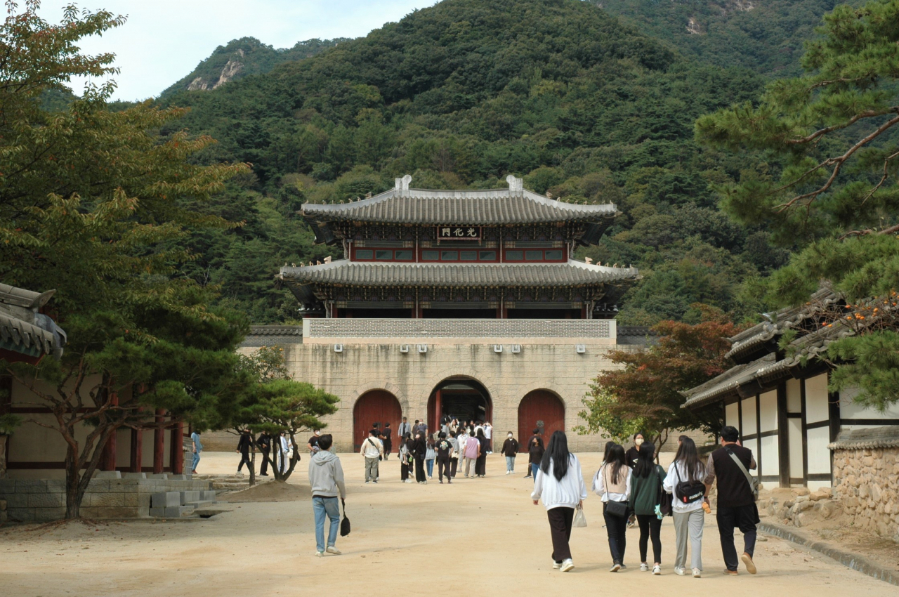 Visitors walk around the areas near Gwanghwamun Gate at Mungyeongsaejae Open Set. (Lee Si-jin/The Korea Herald)