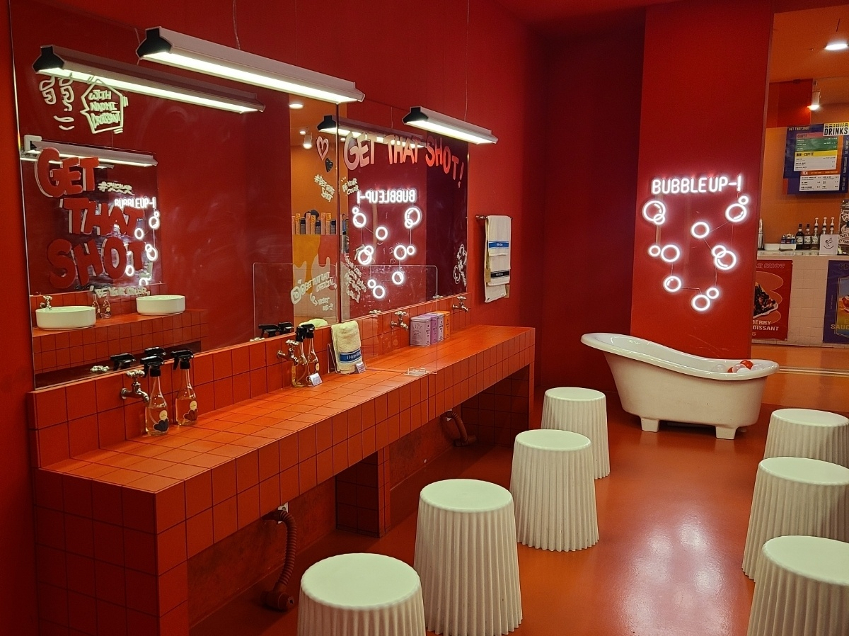 A red section at Get That Shot cafe is decorated like a bathroom. (Song Seung-hyun/The Korea Herald)