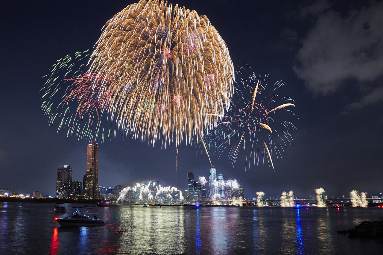 Fireworks illuminate the sky over Seoul during the 2019 Seoul International Fireworks Festival. (Hanwha Group)