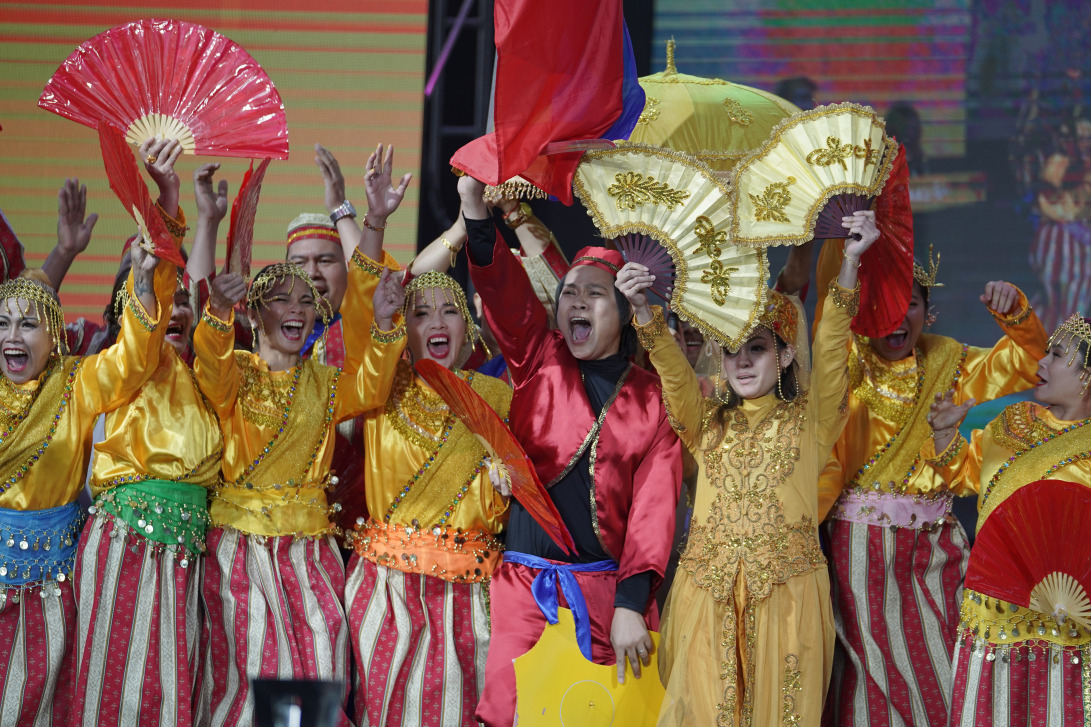 Participants wave to visitors during the traditional culture competition, held as part of the Itaewon Global Village Festival, in 2019. (Itaewon Global Village Festival Organizing Committee)