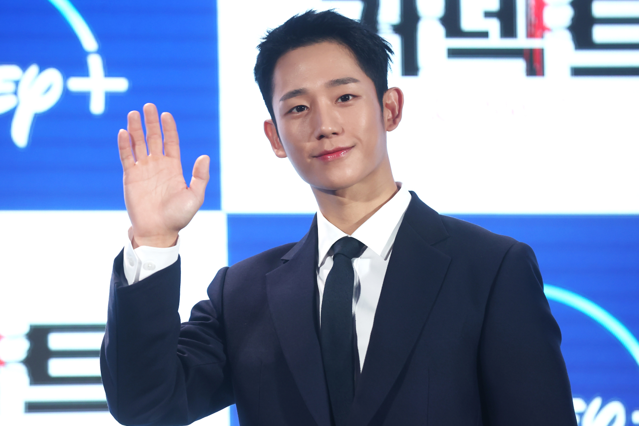 Jung Hae-in poses for photos before a press conference held at Grand Josun Busan on Friday (Yonhap)