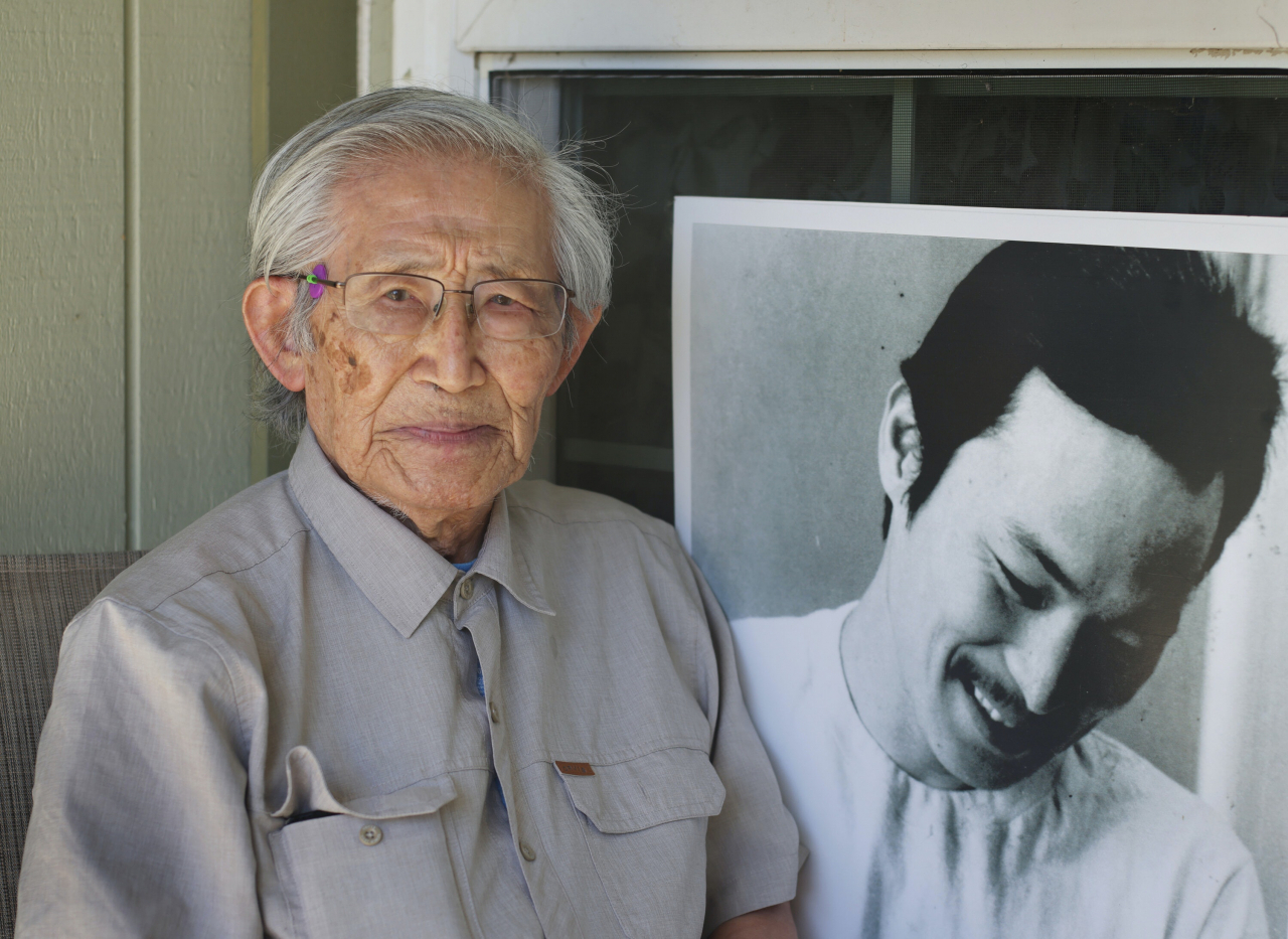 K.W. Lee, 94, a retired journalist who reported the unjust jailing of Chol Soo Lee (right), is pictured at his home in Rancho Cordova, California, on Sept. 25. Lee was one of the first Asian American journalists to work in the mainstream media in the US in the 1950s.Photo © Hyungwon Kang