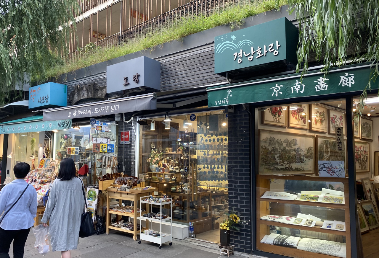 Art shops in Insa-dong, last week (Lim Jae-seong/The Korea Herald)