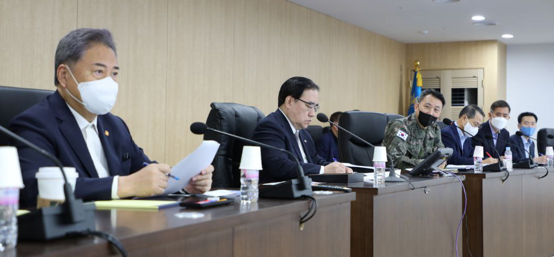 National Security Adviser Kim Sung-han (L) presides over a National Security Council meeting at the presidential office in Seoul last Saturday in this file photo provided by the office. (Yonhap)