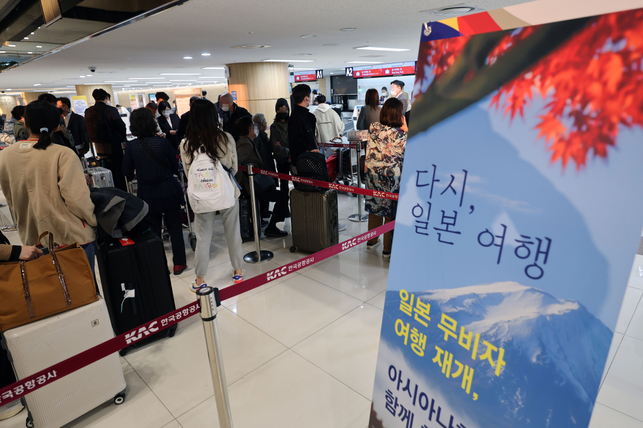 Outbound passengers head to Japan on Tuesday, as the neighboring country eased travel restrictions despite the COVID-19 pandemic. Japan lifted the ban on the number of inbound passengers and resumed visa-free travel for visitors from specific countries, including South Korea, on the day. (Yonhap)