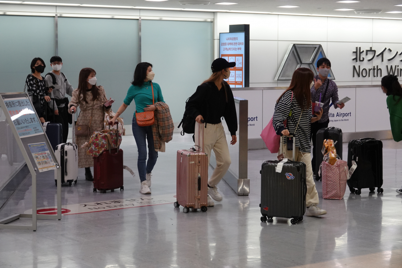 This photo taken on Tuesday, shows outbound passengers at Narita International Airport as Japan lifted the ban on the number of inbound passengers and resumed visa-free travel for visitors from specific countries, including South Korea, the same day. (Yonhap)
