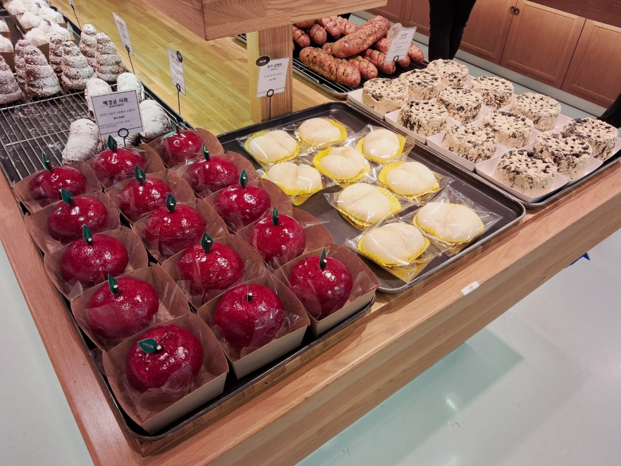 Sweet desserts are displayed at Hyegyeonggung Bakery. (Lee Si-jin/The Korea Herald)