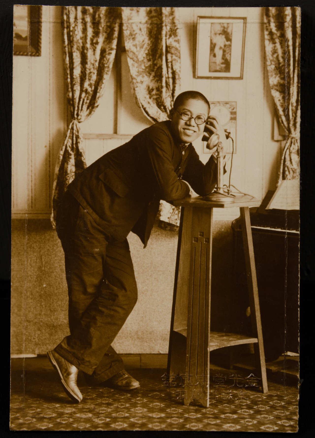 A photo of a student posing at Geumgwangdang Photo Studio in 1920s (Research Institute of Photographic Archives)