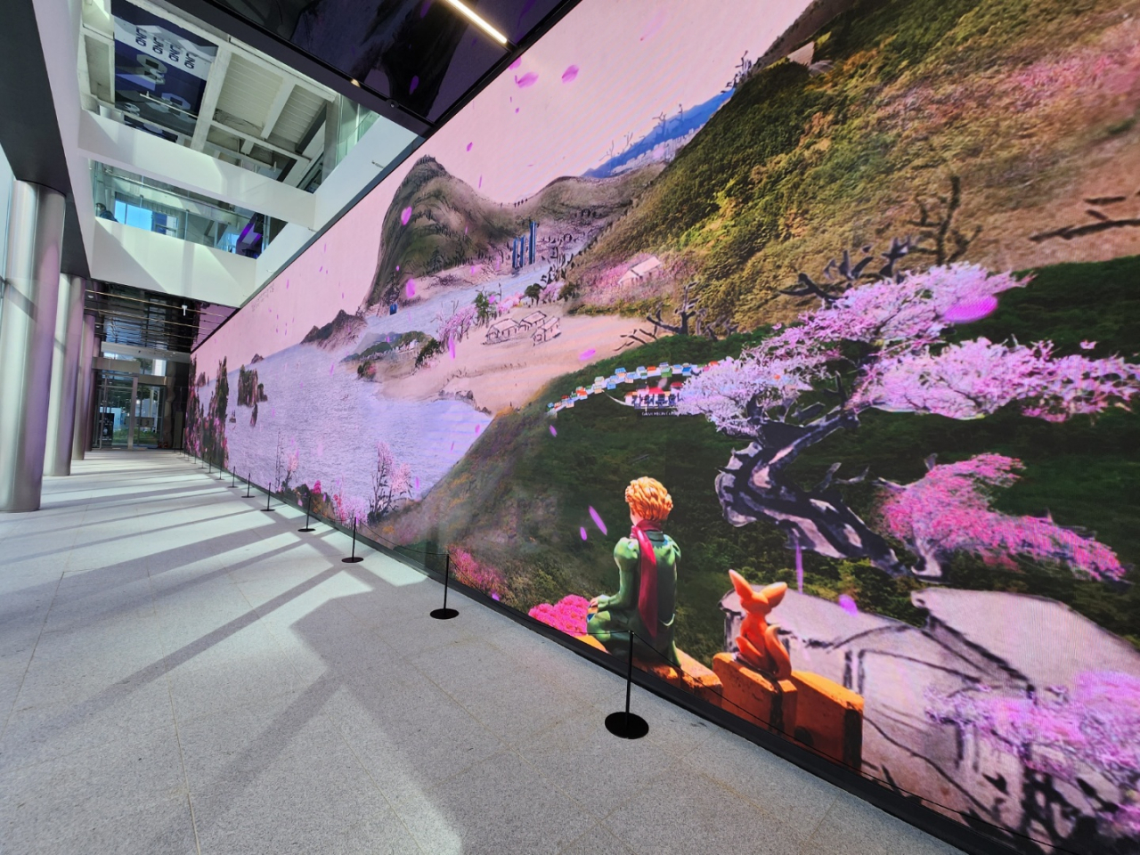 A 31-meter-wide display shows images and videos of must-visit tourist spots in Korea, greeting visitors on the first floor of the HiKR Ground tourism center. (Choi Jae-hee/The Korea Herald)