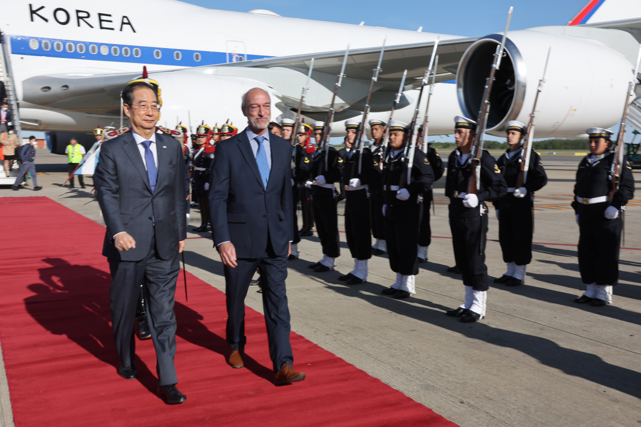 South Korean Prime Minister Han Duck-soo (L) inspects an honor guard with Argentine Foreign Minister Santiago Cafiero upon arrival at Buenos Aires Ministro Pistarini International Airport on Thursday. Han is on an official visit to the South American nation on the occasion of the 60th anniversary of diplomatic relations between the two countries. (Yonhap)