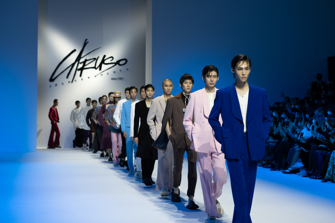Caruso shows its 2023 spring-summer collection at Dongdaemun Design Plaza in Seoul on Wednesday as part of Seoul Fashion Week. (Seoul Fashion Week)