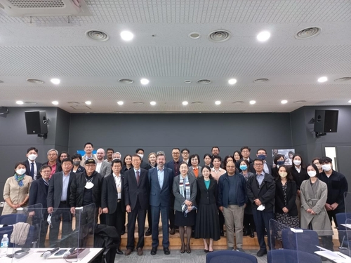 This photo, captured from the Twitter account of the UN Human Rights Office in Seoul on Monday, shows James Heenan (C), new head of the UN office, posing for a photo with officials from civic group officials working on North Korea's human rights. (UNHRC Twitter)