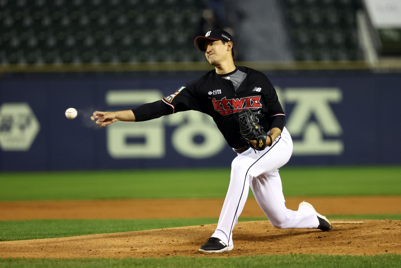 In this file photo from last Tuesday, Ko Young-pyo of the KT Wiz pitches against the LG Twins during a Korea Baseball Organization regular season game at Jamsil Baseball Stadium in Seoul. (Yonhap)