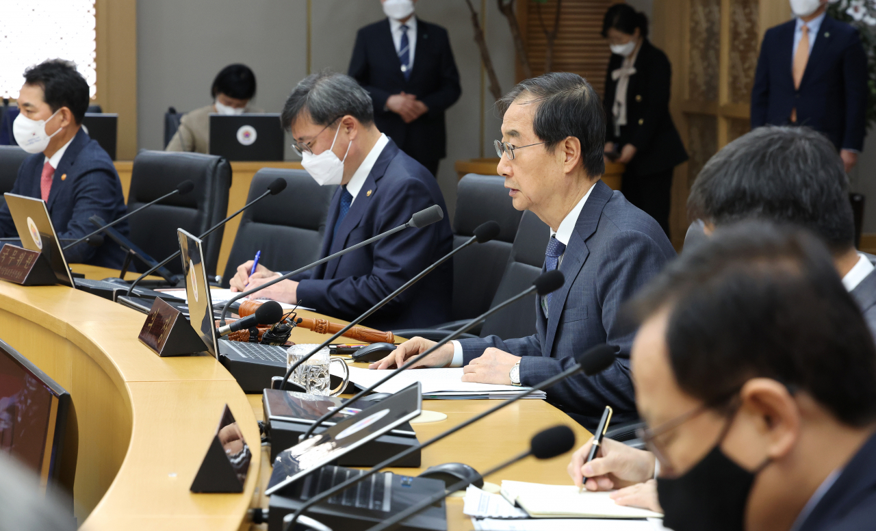 Prime Minister Han Duck-soo (3rd from R) presides over a Cabinet meeting at the government complex in Sejong, 112 kilometers south of Seoul, on Tuesday (Yonhap)