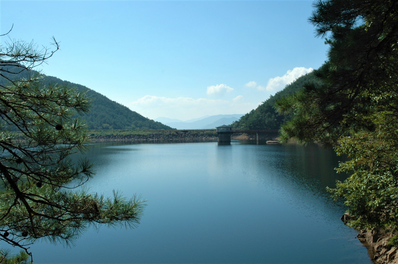 A tranquil view of Cheoneun Reservoir (Lee Si-jin/The Korea Herald)
