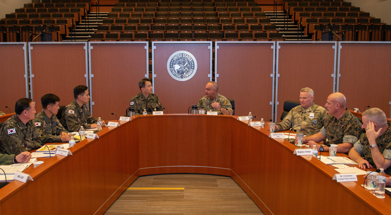 South Korea's Joint Chiefs of Staff Chairman Gen. Kim Seung-kyum (center left) with senior US commanders to discuss measures to beef up security and strategic cooperation on the Korean Peninsula in US Strategic Command in Nebraska, US on Friday. (Yonhap)