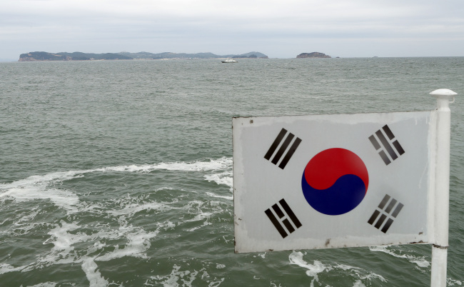 Two Koreas exchange warning shots along western border