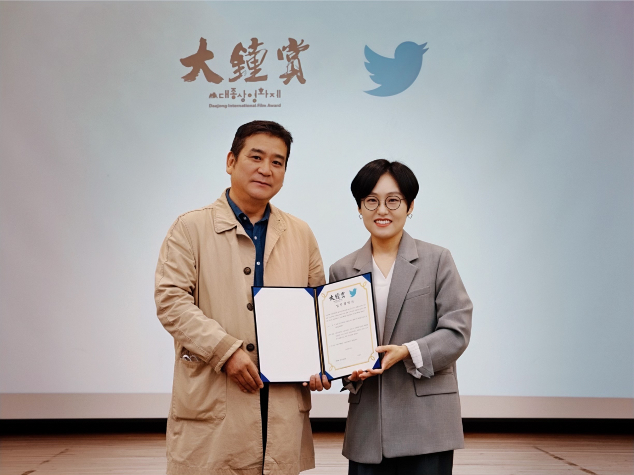 Yang Yoon-ho (left), head of the Federation of Korean Movie Workers Union, and Kim Yeon-jeong, head of global K-pop and K-content partnerships at Twitter (Twitter)