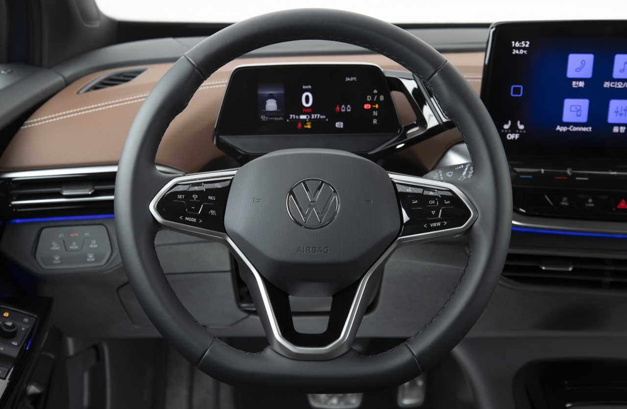 The 5.3-inch cockpit and steering wheel of ID.4 (Volkswagen Korea)