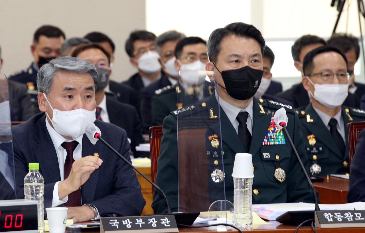 Defense Minister Lee Jong-sup (L) speaks during a parliamentary inspection of his agency at the ministry in Seoul, on Oct. 24, 2022. (Yonhap)