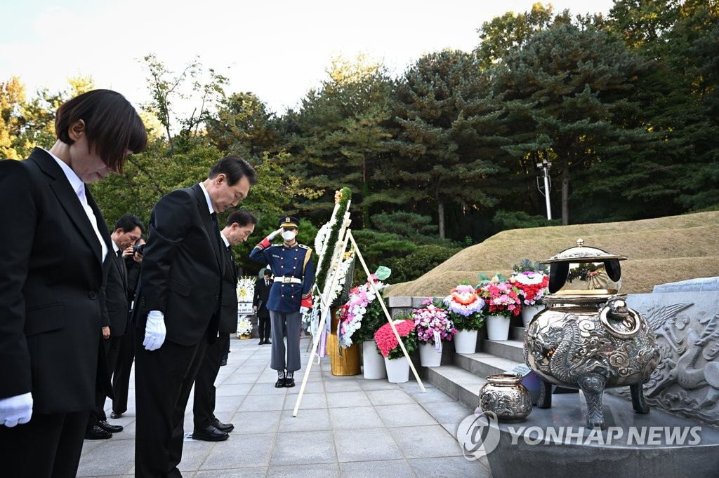 President Yoon Suk-yeol (second from left) pays his respect at the grave of late former President Park Chung-hee at Seoul National Cemetery on Oct. 25, 2022, in this photo provided by the presidential office. (Yonhap)