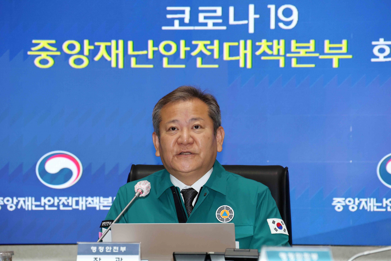 Minister of Public Administration and Security Lee Sang-min speaks at a COVID-19 response meeting held at the administrative office in Seoul on Wednesday. (Yonhap)