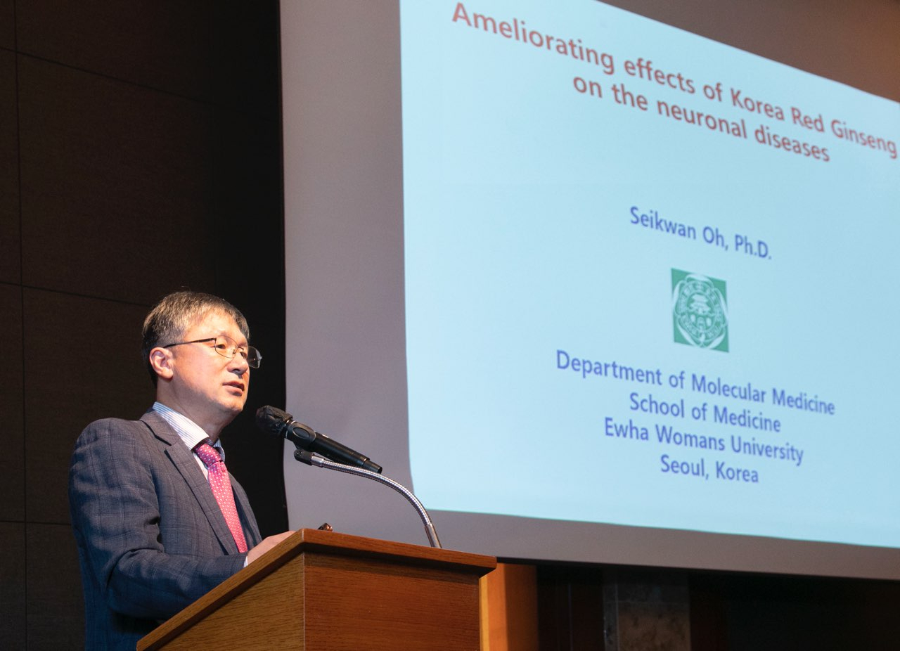 Ewha Woman’s University Medical School professor Oh Sei-kwan speaks at the International Ginseng Symposium that kicked off on Tuesday in Seoul. (Korean Society of Ginseng)