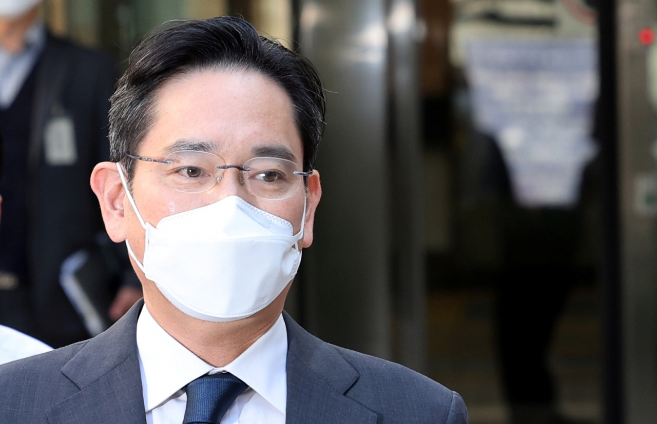 Samsung Electronics Executive Chairman Lee Jae-yong is seen outside the Seoul Central District Court Thursday. (Yonhap)