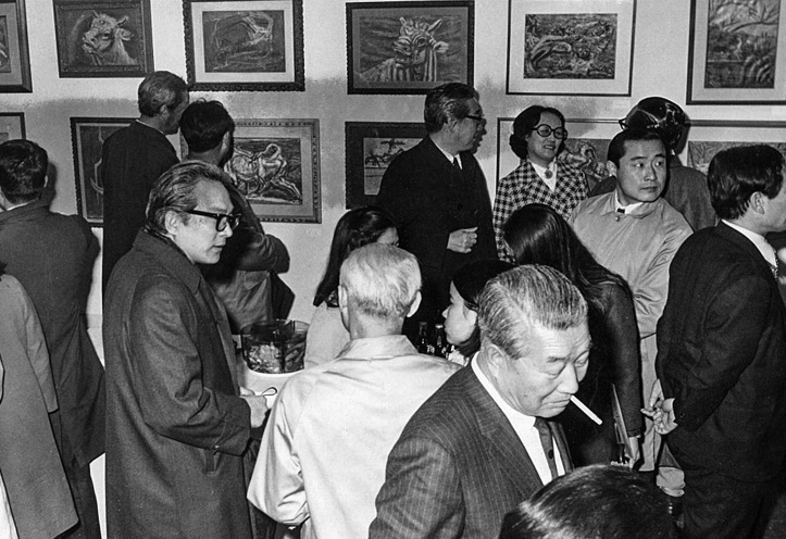 The opening ceremony of Lee Jung-seop's work exhibition held at Hyundai Gallery in February 1972. Hyundai Gallery, opened in Insa-dong in 1970, was one of the first galleries to sell art in Korea. (Gallery Hyundai)