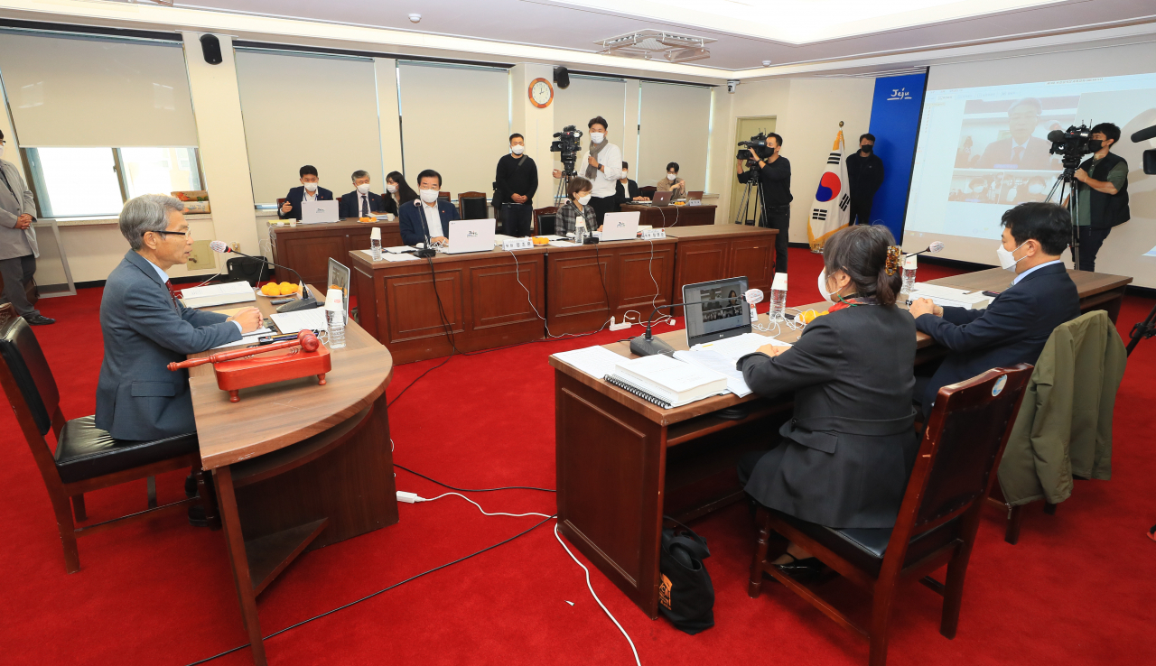 The Jeju April 3 Incident honor recovery committee holds a meeting at the Jeju Special Self-Governing Provincial Hall, Jeju Island, to decide compensation to victims, Thursday. (Yonhap)