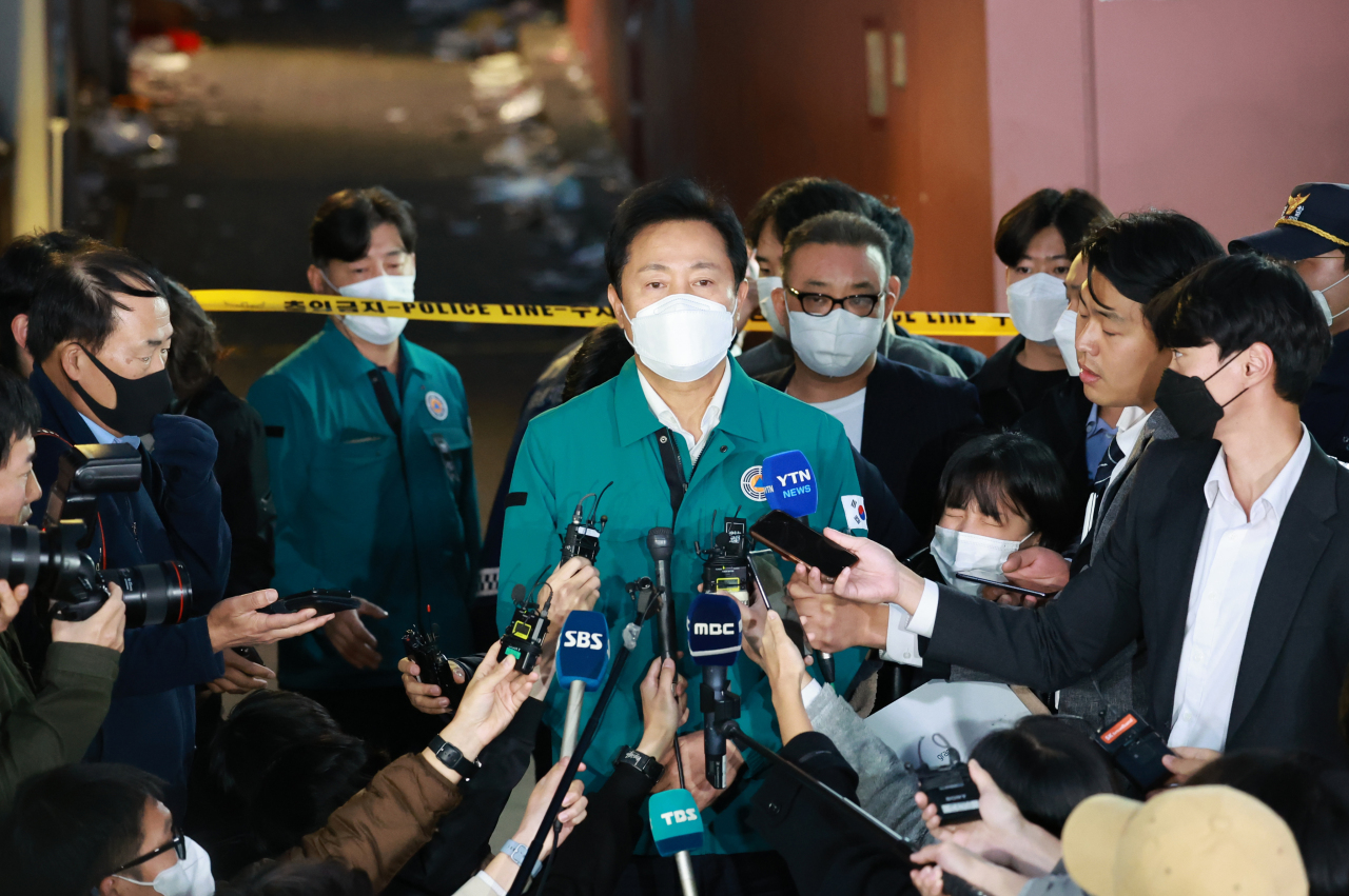 Seoul Mayor Oh Se-hoon (C) speaks to reporters on Oct. 30, 2022, in the city`s central area of Itaewon on his government`s response to a deadly stampede accident that claimed at least 153 lives during Halloween celebrations the previous day. (Yonhap)