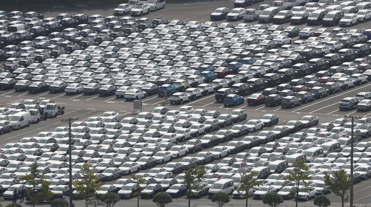 This file photo, taken on Sept. 16, shows cars waiting to be shipped at Hyundai Motor Co.'s factory in the southeastern city of Ulsan. (Yonhap)