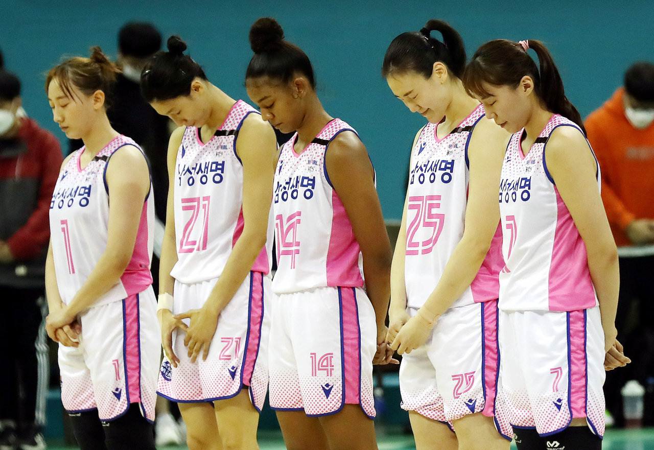 Yongin Samsung Life Blue Minx players bow their heads as a show of respect to victims of the deadly crowd surge in Itaewon before the WKBL game against Bucheon Hana 1Q in Bucheon, Gyeonggi Province, Monday. (Yonhap)