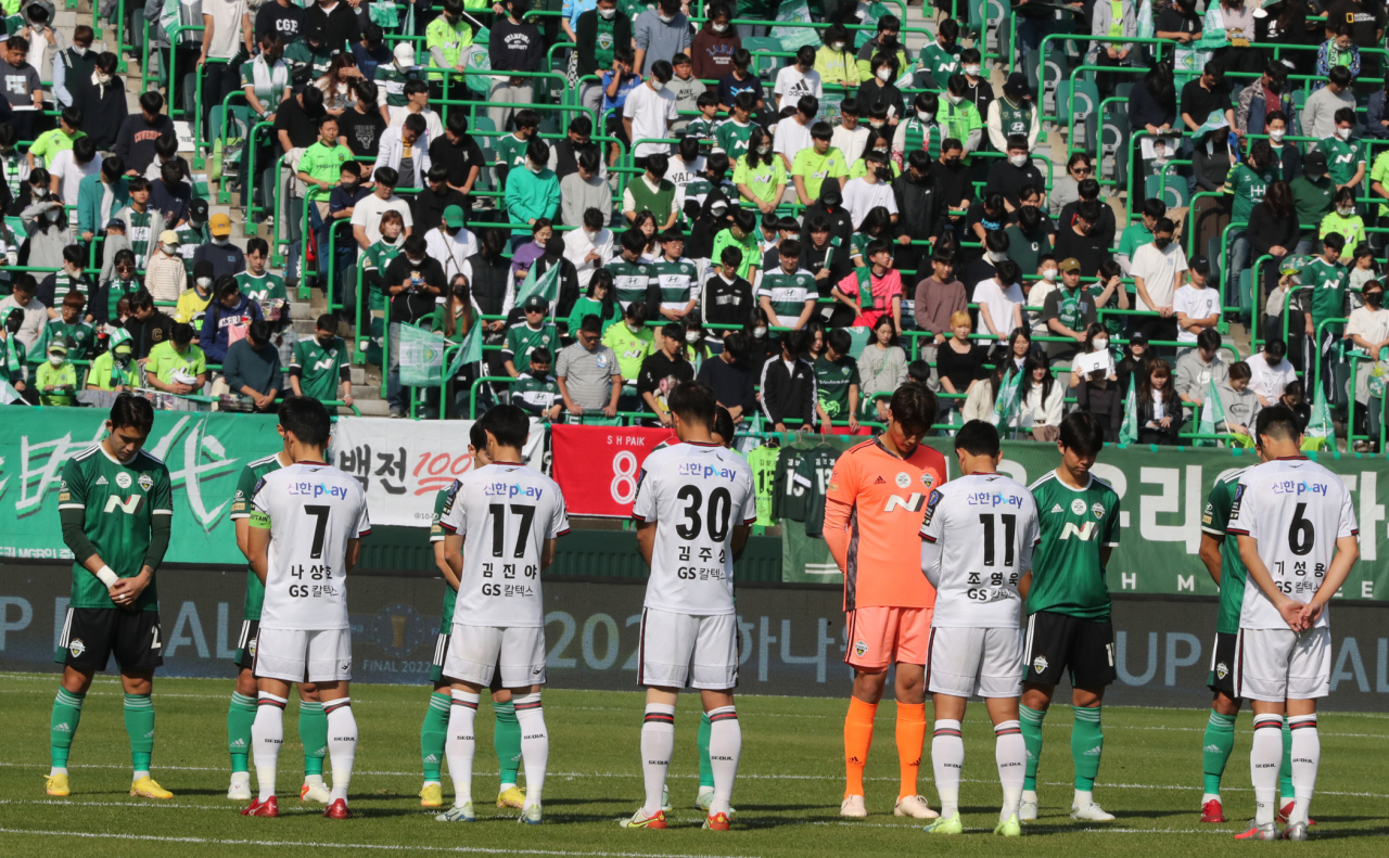 Players bow their heads as a show of respect to the victims of the deadly crowd surge in Itaewon, prior to game 2 of the 2022 Hana Bank FA Cup finals between Jeonbuk Hyundai Motors and FC Seoul at the Jeonju World Cup Stadium in Jeonju, South Jeolla Province, Sunday. (Yonhap)