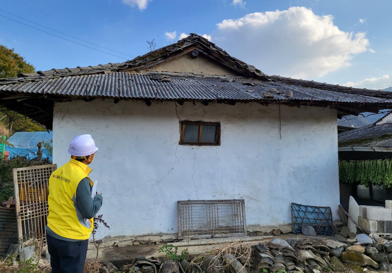 A Goesan County official makes an on-site inspection following a report that roof tiles fell off a house in the county, 110 kilometers south of Seoul last Saturday. (Yonhap)