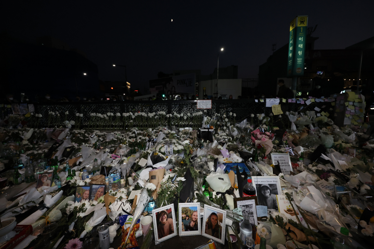Flowers tributes are seen at a makeshift memorial outside a subway station in the district of Itaewon in Seoul on Tuesday, two days after a deadly Halloween surge in the area. (Yonhap)
