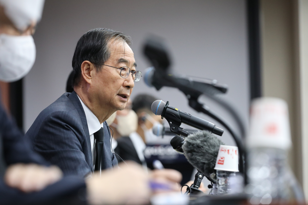 Prime Minister Han Duck-soo speaks at a meeting with foreign journalists in Seoul on Tuesday in this photo provided by Han's office. (Yonhap)