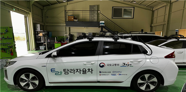 A vehicle capable of autonomous driving is parked in a garage before it starts its operation in Jeju Island on Thursday. (Transport Ministry)
