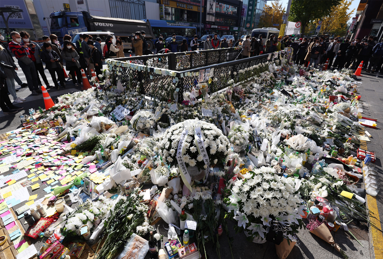 Memorial altar in front of Noksapyeong Station is covered in flowers, offered to pay tribute to those who lost their lives at the tragedy in Itaewon, Wednesday. (Yonhap)